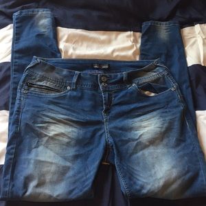 Womans denim deluxe wallflower jeans size 11
